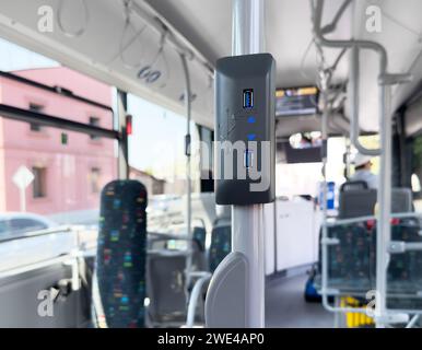 Presa o presa di ricarica USB su un bus di trasporto pubblico in Europa. Slot caricabatterie per porta USB nel bus pubblico per il passeggero Foto Stock