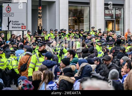 Londra, Regno Unito. Agenti della polizia metropolitana in servizio alla marcia contro l'antisemitismo, Londra, 26 novembre 2023 Foto Stock