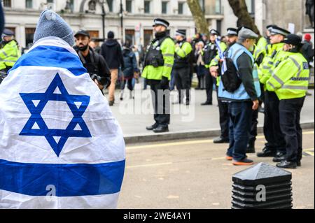 Londra, Regno Unito. Metropolitan Police Officers Policing the March Against Antisemitism, Londra, 26 novembre 2023 Foto Stock