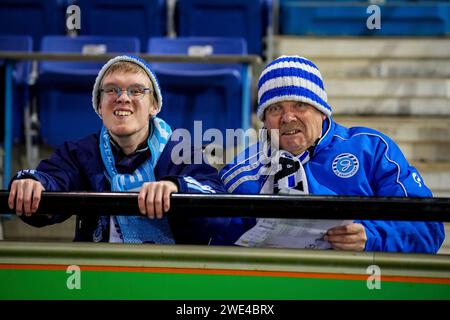 Doetinchem, Paesi Bassi. 22 gennaio 2024. DOETINCHEM, PAESI BASSI - 22 GENNAIO: I sostenitori di De Graafschap guardano durante il Keuken Kampioen Divisie match olandese tra De Graafschap e Jong PSV allo Stadion De Vijverberg il 22 gennaio 2024 a Doetinchem, Paesi Bassi. (Foto di Rene Nijhuis/Orange Pictures) credito: dpa/Alamy Live News Foto Stock