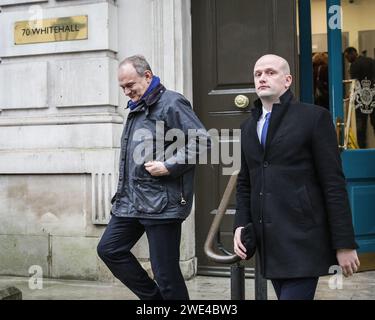 Londra, Regno Unito. 23 gennaio 2024. Ed Davey (L), leader dei Liberal Democratici e deputato per Kingston e Surbiton e Stephen Flynn (R), leader del Partito Nazionale scozzese (SNP) alla camera dei comuni, dopo le riunioni, escono dall'ufficio del Gabinetto. Crediti: Imageplotter/Alamy Live News Foto Stock