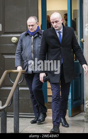 Londra, Regno Unito. 23 gennaio 2024. Ed Davey (L), leader dei Liberal Democratici e deputato per Kingston e Surbiton e Stephen Flynn (R), leader del Partito Nazionale scozzese (SNP) alla camera dei comuni, dopo le riunioni, escono dall'ufficio del Gabinetto. Crediti: Imageplotter/Alamy Live News Foto Stock