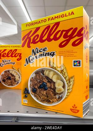 Italia - 17 gennaio 2024: Scatola di crusca di grano Kelloggs Nice Morning Flakes esposta in vendita in un supermercato italiano Foto Stock