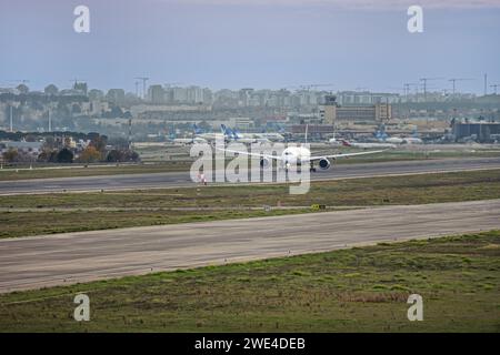 Un aereo che sta per decollare lungo la pista Foto Stock