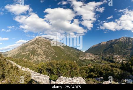 Splendida vista panoramica dall'antica città di Orraon, che si affaccia su parte delle montagne Tzoumerka e sul villaggio di Ammotopos. Foto Stock