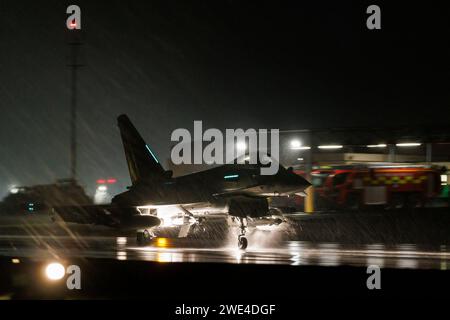 RAF Akrotiri, Cipro. 22 gennaio 2024. Un Typhoon FGR4 della Royal Air Force decolla dalla RAF Akrotiri per attacchi aerei in risposta all'aumento del comportamento maligno dei ribelli Houthi sostenuti dall'Iran nel Mar Rosso, lunedì 22 gennaio 2024. Quattro Typhoon FGR4 della Royal Air Force (RAF), supportati da un paio di petroliere Voyager, si unirono alle forze statunitensi in un deliberato attacco contro i siti Houthi nello Yemen. Foto di AS1 Leah Jones/Regno Unito Ministero della difesa/credito UPI: UPI/Alamy Live News Foto Stock