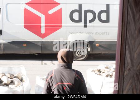 Un camion DPD per la consegna di posta e pacchi un camion DPD per la consegna di posta e pacchi Foto Stock