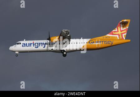 Una Aeritalia ATR 72-600 della Aurigny Air Services si avvicina all'aeroporto di Gatwick Foto Stock