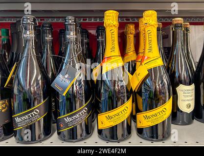 Italia - 17 gennaio 2024: Spumante Valdobbiadene Prosecco DOCG in bottiglie a marchio Mionetto esposte sullo scaffale in vendita al supermercato italiano Foto Stock