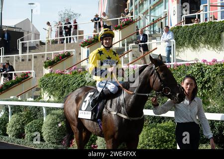 Ascot, Berkshire, Regno Unito. 7 ottobre 2023. Il cavallo Euchen Glen guidato dal fantino Paul Mulrennan torna al Parade Ring dopo aver gareggiato nel Jim Barry Cumberland Lodge Stakes all'ippodromo di Ascot all'Autumn Racing Saturday Meeting. Credito: Maureen McLean/Alamy Foto Stock