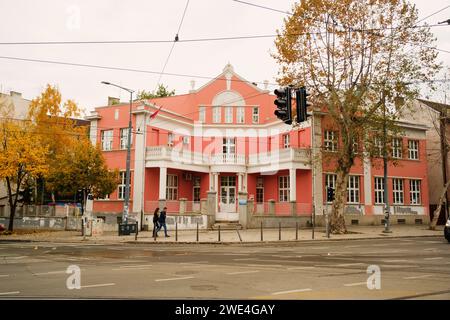 Belgrado, Serbia - 2 dicembre 2023: Una foto di strada diurna che cattura l'essenza di Stari Grad a Belgrado, con un edificio storico che Foto Stock