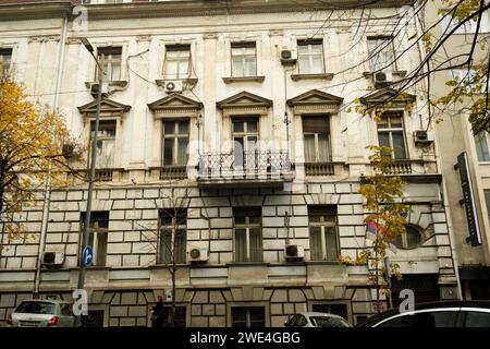 Belgrado, Serbia - 2 dicembre 2023: Una foto diurna di un edificio nel quartiere di Skadarlija in città Foto Stock