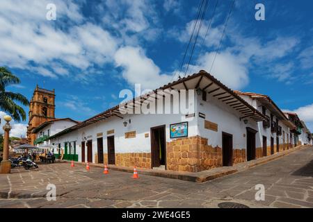 Barichara, Colombia - 21 novembre 2023: Stretta strada della città storica di Barichara. Città storica con strade acciottolate e splendido architetto coloniale Foto Stock