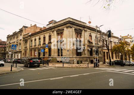 Belgrado, Serbia - 2 dicembre 2023: Vista della strada diurna nel quartiere Skadarlija di Belgrado, Serbia, che mostra un edificio storico che riflette Foto Stock