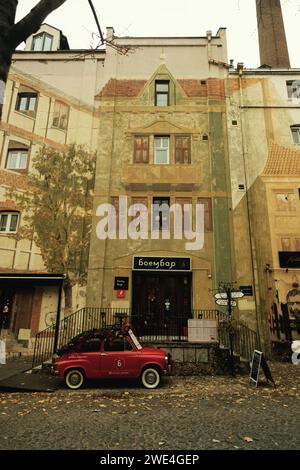 Belgrado, Serbia - 2 dicembre 2023: Una foto diurna del quartiere di Skadarlija a Belgrado, Serbia, con foglie gialle sparse per terra, Foto Stock