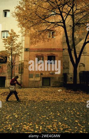 Belgrado, Serbia - 2 dicembre 2023: Una foto diurna del quartiere di Skadarlija a Belgrado, Serbia, con foglie gialle sparse per terra, Foto Stock