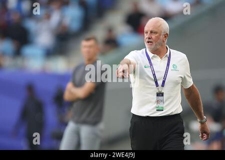 Doha, Qatar. 23 gennaio 2024. Graham Arnold, capo allenatore dell'Australia, reagisce durante la partita del gruppo B tra Australia e Uzbekistan alla AFC Asian Cup di Doha, in Qatar, il 23 gennaio 2024. Crediti: Cao CAN/Xinhua/Alamy Live News Foto Stock