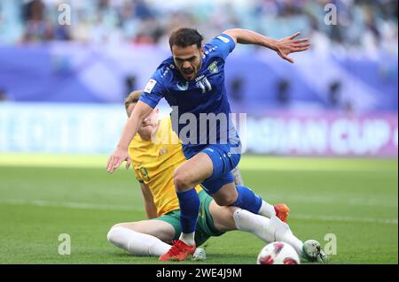 Doha, Qatar. 23 gennaio 2024. L'Uzbekistan Oston Urunov (R) partecipa alla partita del gruppo B tra Australia e Uzbekistan alla Coppa d'Asia AFC di Doha, in Qatar, il 23 gennaio 2024. Crediti: Cao CAN/Xinhua/Alamy Live News Foto Stock