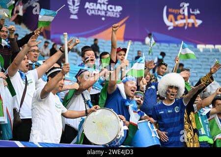 Doha, Qatar. 23 gennaio 2024. I tifosi dell'Uzbekistan fanno il tifo prima della partita del gruppo B tra Australia e Uzbekistan alla Coppa d'Asia AFC di Doha, in Qatar, il 23 gennaio 2024. Crediti: Sun Fanyue/Xinhua/Alamy Live News Foto Stock