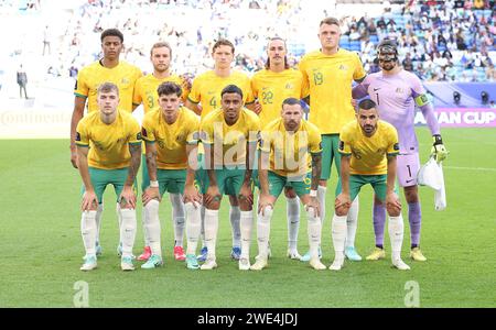 Doha, Qatar. 23 gennaio 2024. I giocatori australiani si mettono in posa per le foto prima della partita del gruppo B tra Australia e Uzbekistan alla Coppa d'Asia AFC a Doha, in Qatar, il 23 gennaio 2024. Crediti: Cao CAN/Xinhua/Alamy Live News Foto Stock