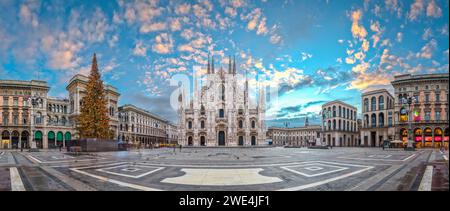 Milano, Italia al Duomo e alla Galleria di Milano durante il periodo natalizio all'alba. Foto Stock