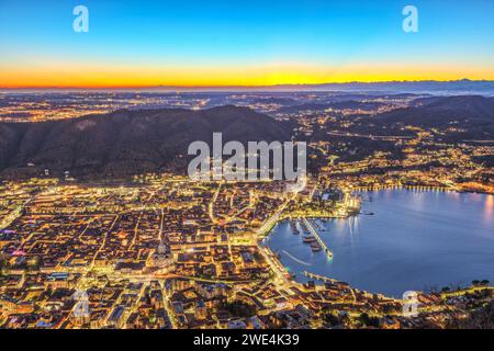 Como, Italia paesaggio urbano dall'alto al crepuscolo. Foto Stock