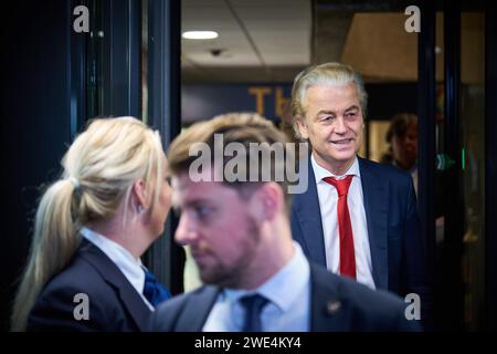 L'AIA - Geert Wilders (PVV) arriva per una conversazione con l'informatore Ronald Plasterk. I rappresentanti delle fazioni PVV, VVD, NSC e BBB negoziano la formazione del gabinetto. ANP PHIL NIJHUIS paesi bassi fuori - belgio fuori Foto Stock