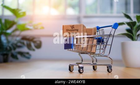 Shopping online, confezioni di prodotti nel carrello con concetto di consegna dei sacchetti, servizio di shopping online e consegna a domicilio, onlin Foto Stock