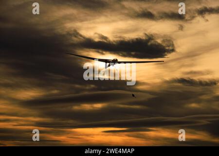 Alexander Schleicher Kaiser, ASK21 un aliante da addestramento a due posti con verricello per aliante che si lancia nel cielo del tramonto con nuvole scure. Foto Stock