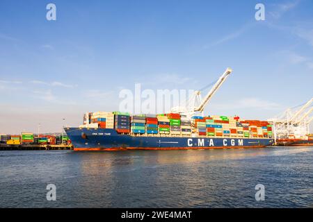 Nave portacontainer registrata maltese, CMA CGM Tage, con carico nel porto di Oakland, California, USA Foto Stock