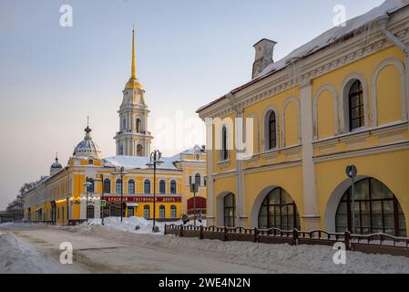 RYBINSK, RUSSIA - 1 GENNAIO 2024: Vecchi edifici sull'argine del Volga. Rybinsk, regione di Jaroslavl, Russia Foto Stock