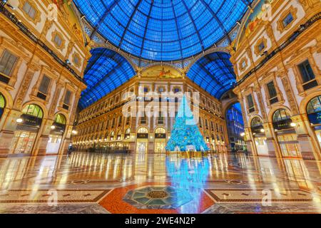 MILANO, ITALIA - 5 GENNAIO 2022: Natale nella Galleria Vittorio Emanuele II Foto Stock