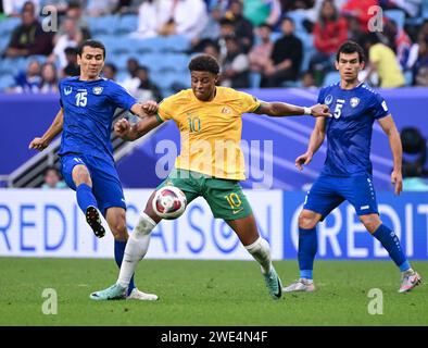 Doha, Qatar. 23 gennaio 2024. L'australiano Kusini Yengi (C) partecipa alla partita del gruppo B tra Australia e Uzbekistan alla AFC Asian Cup di Doha, Qatar, il 23 gennaio 2024. Crediti: Sun Fanyue/Xinhua/Alamy Live News Foto Stock