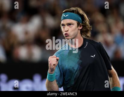 Melbourne, Australia. 23 gennaio 2024. Andrey Rublev festeggia durante i quarti di finale di singolare maschile tra Andrey Rublev della Russia e Jannik Sinner dell'Italia al torneo di tennis Australian Open di Melbourne, Australia, 23 gennaio 2024. Crediti: Ma Ping/Xinhua/Alamy Live News Foto Stock