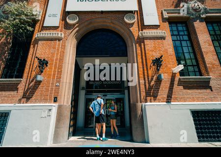 Buenos Aires, Argentina - 2 dicembre 2023 facciata del Museo d'Arte moderna di Buenos Aires. Foto di alta qualità Foto Stock