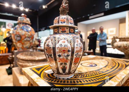 Londra, Regno Unito. 23 gennaio 2024. Uno dei "paia di vasi con coperchio in stile Imari" del XIX secolo, sullo stand Lukies Antiques alla Fiera decorativa all'Evolution London nel Battersea Park. Oggetti d'antiquariato raffinati e decorativi, design del XX secolo, tessuti e oggetti risalenti al 1700 al 1970, insieme a opere d'arte di tutti i periodi, dal classico al contemporaneo, sono in vendita nella mostra che va dal 28 gennaio 2024. Crediti: Stephen Chung / Alamy Live News Foto Stock