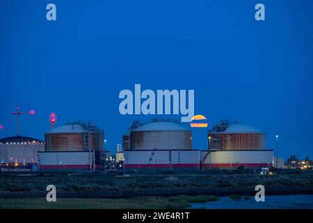 Sorgere della luna dietro il terminal National Grid Liquid Natural gas a Grain Kent Foto Stock