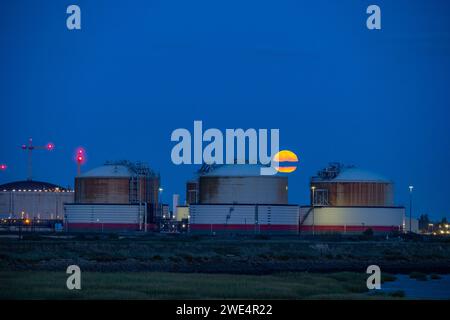 Sorgere della luna dietro il terminal National Grid Liquid Natural gas a Grain Kent Foto Stock