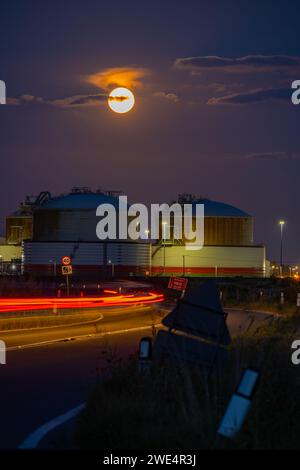 Sorgere della luna dietro il terminal National Grid Liquid Natural gas a Grain Kent Foto Stock