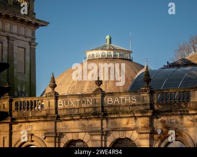 I bagni di Buxton sono ora la galleria commerciale Cavendish con il Devonshire Dome che domina lo skyline. Buxton. Derbyshire. REGNO UNITO Foto Stock