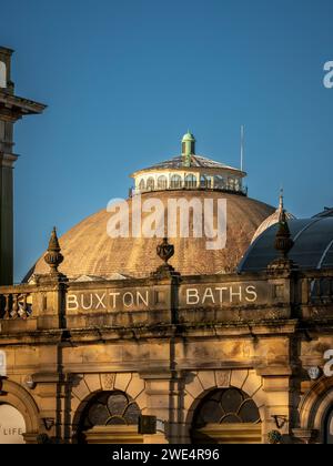 I bagni di Buxton sono ora la galleria commerciale Cavendish con il Devonshire Dome che domina lo skyline. Buxton. Derbyshire. REGNO UNITO Foto Stock