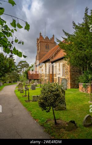 St Mary la vergine chiesa Fryerning Essex. Il cimitero ha una tomba di famiglia della famiglia Disney Foto Stock