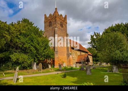 St Mary la vergine chiesa Fryerning Essex. Il cimitero ha una tomba di famiglia della famiglia Disney Foto Stock