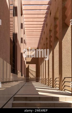 Un corridoio esterno alla Corte Suprema della Namibia nella capitale, Windhoek. Foto Stock