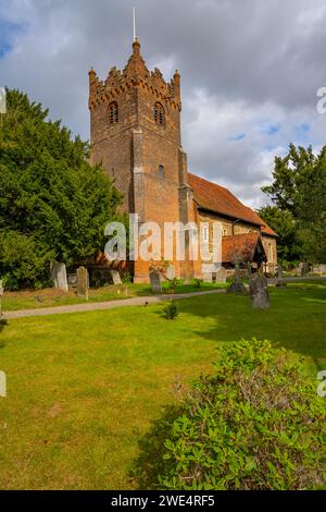 St Mary la vergine chiesa Fryerning Essex. Il cimitero ha una tomba di famiglia della famiglia Disney Foto Stock