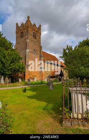 St Mary la vergine chiesa Fryerning Essex. Il cimitero ha una tomba di famiglia della famiglia Disney Foto Stock
