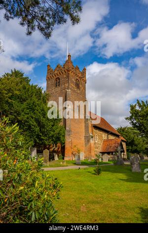 St Mary la vergine chiesa Fryerning Essex. Il cimitero ha una tomba di famiglia della famiglia Disney Foto Stock