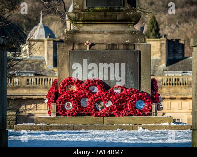 Corone di papaveri sul War Memorial sulle piste di Buxton, nella neve. Foto Stock