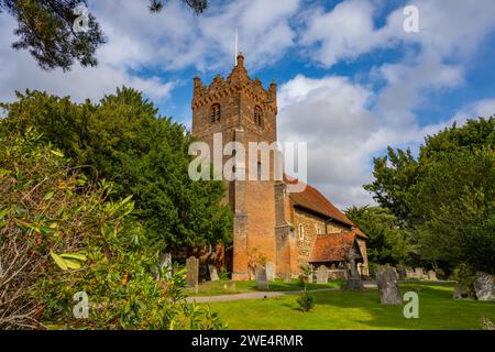 St Mary la vergine chiesa Fryerning Essex. Il cimitero ha una tomba di famiglia della famiglia Disney Foto Stock