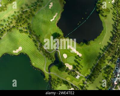 Vista aerea dello splendido campo da golf e del putting green, immagine dall'alto per lo sfondo sportivo e la natura di viaggio, incredibile campo da golf Foto Stock